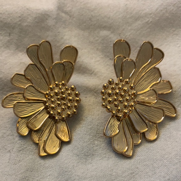 Estate Jewelry - Gorgeous Goldtone Flower Petal POST Earrings